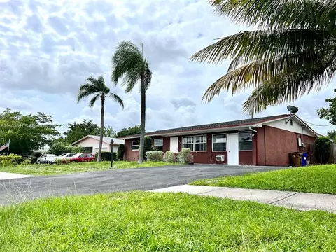 680 SW 14th St, Deerfield Beach, FL 33441