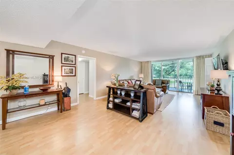 4031 N Cypress Dr #205, Pompano Beach, FL 33069