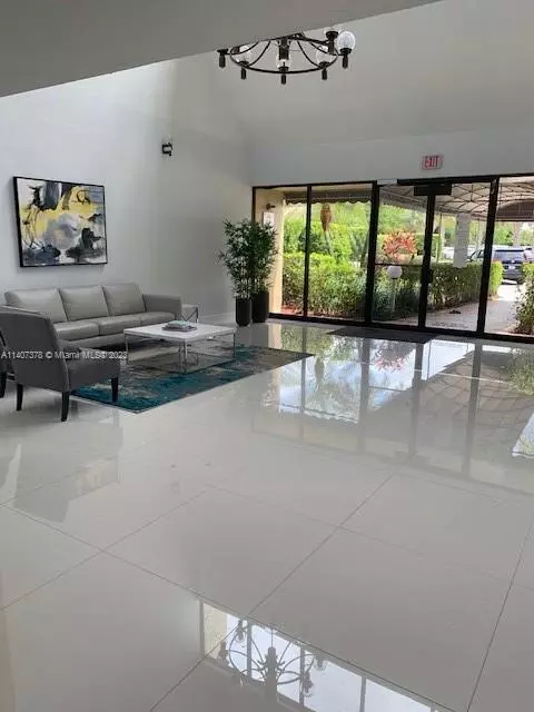 200 Lakeview Dr #203, Weston, FL 33326