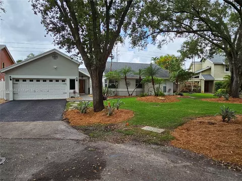 12209 Park Dr, Hollywood, FL 33026