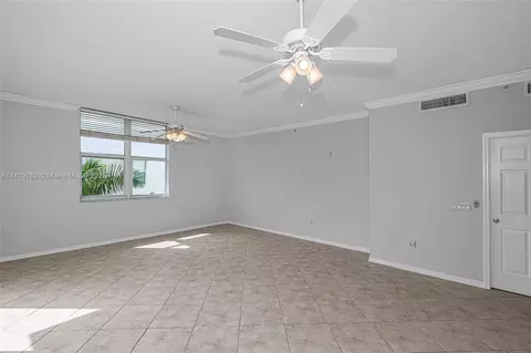 2421 NE 65th St #602, Fort Lauderdale, FL 33308