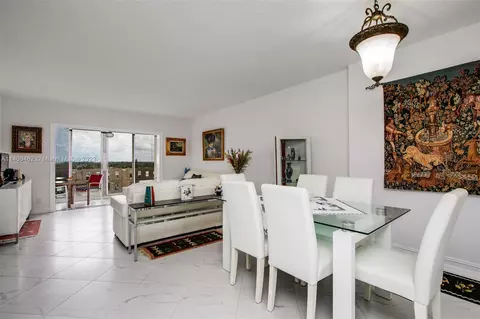 4350 Hillcrest Dr #809, Hollywood, FL 33021