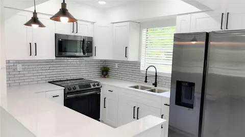 500 NW 9th St, Hallandale Beach, FL 33009