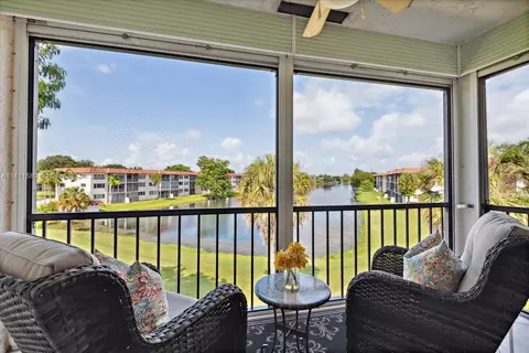411 S Hollybrook Dr #301, Pembroke Pines, FL 33025