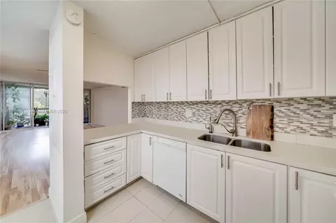 9430 Tangerine Pl #301, Davie, FL 33324