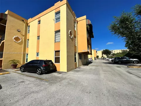 575 W 69th St #109, Hialeah, FL 33014