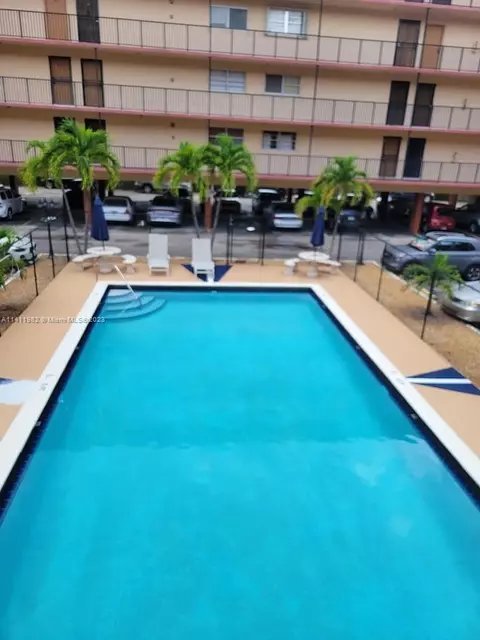 1075 W 68th St #219, Hialeah, FL 33014