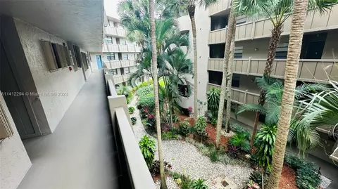 1000 Colony Point Cir #306, Pembroke Pines, FL 33026