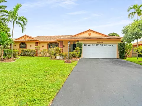 15843 Stonetower St, Davie, FL 33331