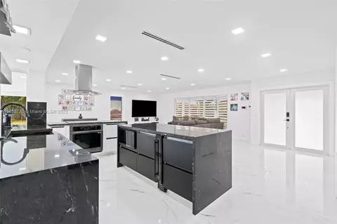 5201 SW 8th St, Plantation, FL 33317