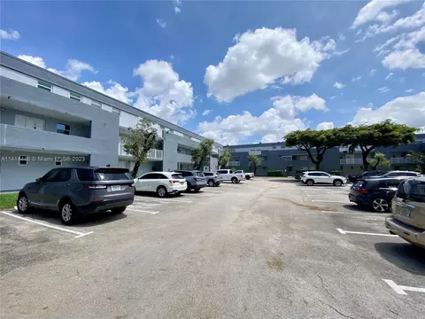 9371 Fontainebleau Blvd #I210, Miami, FL 33172