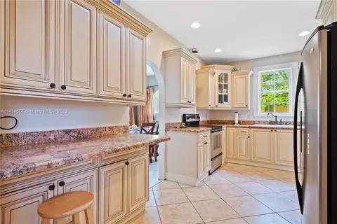 357 Navarre Dr, Miami Springs, FL 33166 photo 13