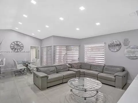 9820 NW 2nd St, Plantation, FL 33324