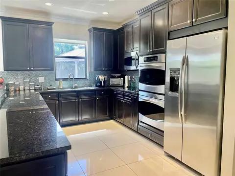 8895 NW 99th Ct, Doral, FL 33178