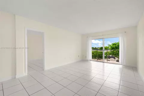10900 SW 104th St #414, Miami, FL 33176