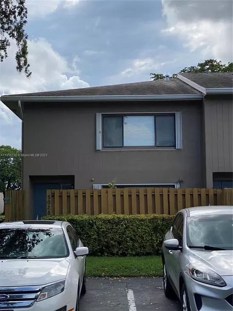 5028 S University Dr, Davie, FL 33328