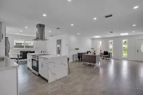208 SE 4th Ter, Dania Beach, FL 33004
