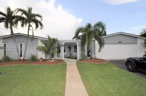 9421 NW 3rd St, Pembroke Pines, FL 33024