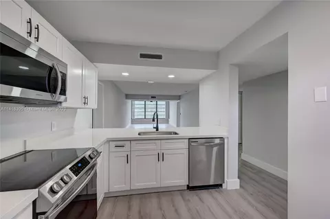 1530 Whitehall Dr #102, Davie, FL 33324