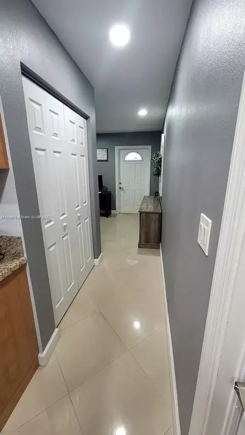 9207 NW 67th St, Tamarac, FL 33321
