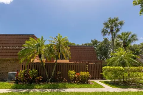 806 SW 119th Way #806, Davie, FL 33325