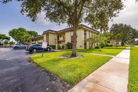 5525 N Lakewood Cir N #211, Margate, FL 33063
