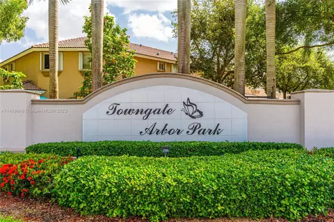 2459 SE 19th St, Homestead, FL 33035