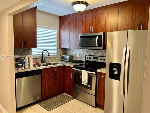 8285 Sunrise Lakes Blvd #304, Sunrise, FL 33322