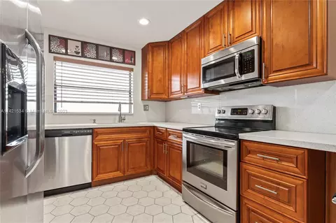10433 Sunrise Lakes Blvd #405, Sunrise, FL 33322