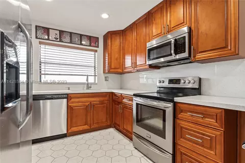 10433 Sunrise Lakes Blvd #405, Sunrise, FL 33322