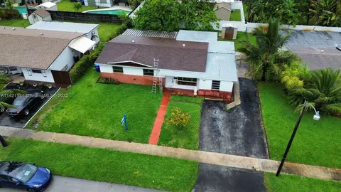 660 SW 67th Ter, Pembroke Pines, FL 33023