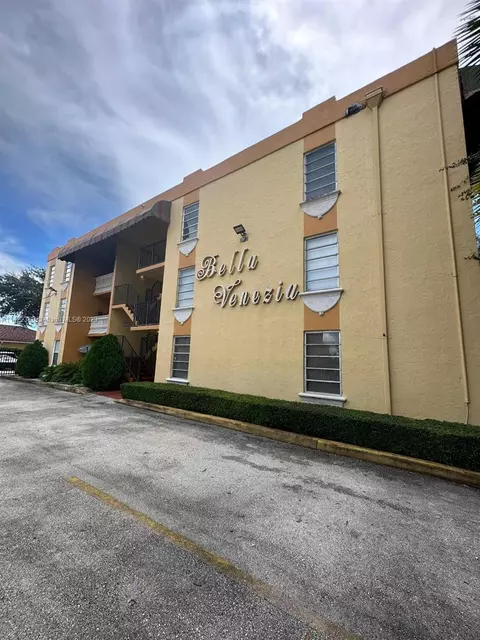 575 W 69th St #112, Hialeah, FL 33014