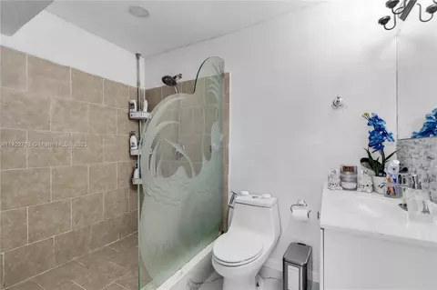 Bath - 5381 E 4th Ave, Hialeah, FL 33013 photo 3 of 3
