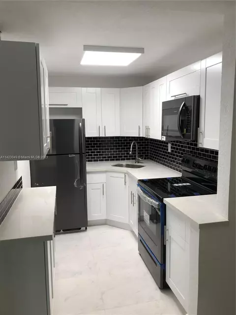 8511 NW 8th St #308, Miami, FL 33126