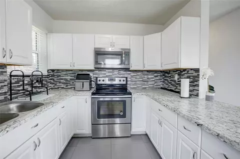 14821 Buchanan St, Miami, FL 33176