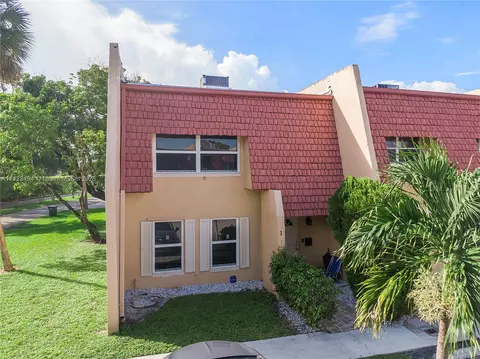 1 Pleasant Hill Ln, Tamarac, FL 33319