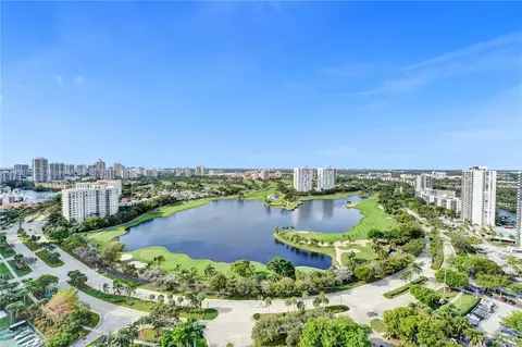 20281 E Country Club Dr #TW11, Aventura, FL 33180