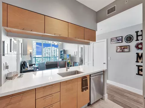 31 SE 5th St #3919, Miami, FL 33131
