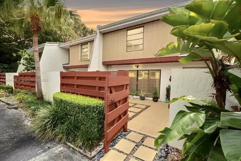 3905 Pinewood Ln #208, Hollywood, FL 33021