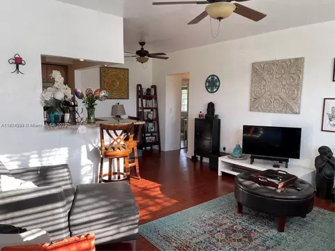 450 77th St #5, Miami Beach, FL 33141