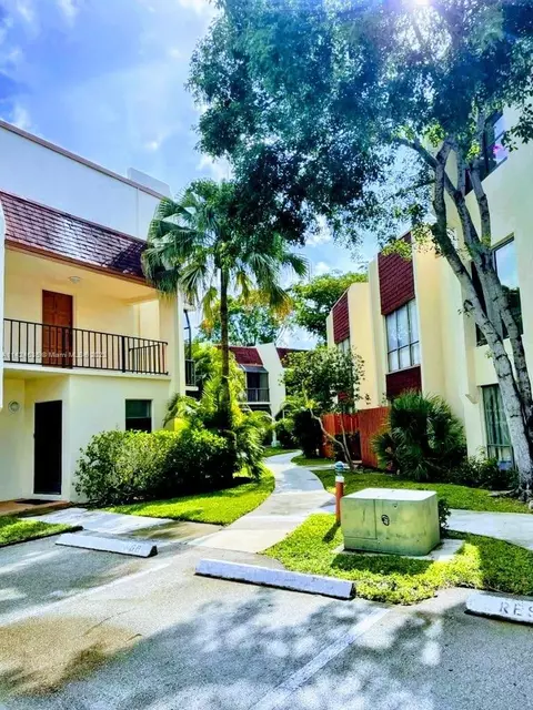 301 N Pine Island Rd #109, Plantation, FL 33324