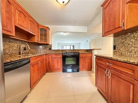 424 Lakeview Dr #103, Weston, FL 33326