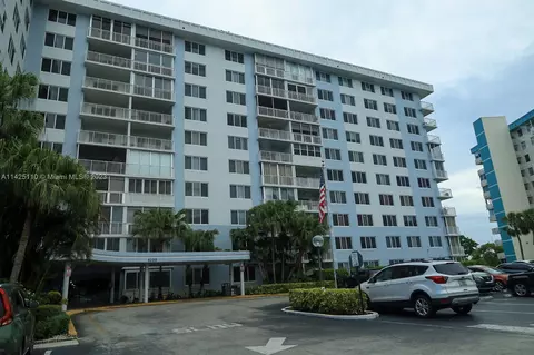 4200 Hillcrest Dr #211, Hollywood, FL 33021