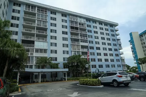 4200 Hillcrest Dr #211, Hollywood, FL 33021