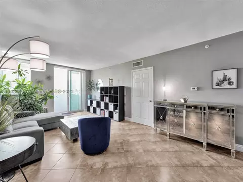 7800 Collins Ave #406, Miami Beach, FL 33141