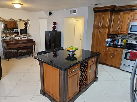 Undisclosed, Hialeah, FL 33014 photo 25