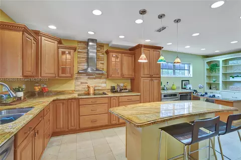 14020 Cypress Ct, Miami Lakes, FL 33014 photo 7