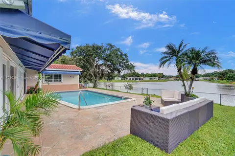 14020 Cypress Ct, Miami Lakes, FL 33014 photo 23