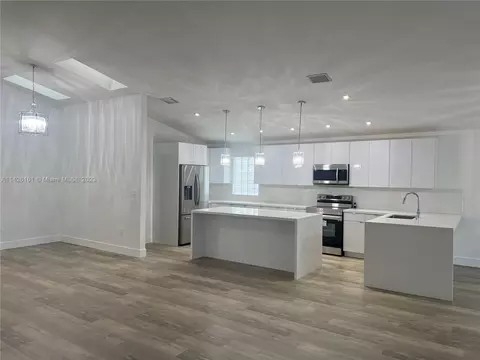 945 NW 165th Ave, Pembroke Pines, FL 33028