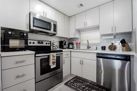 830 S Hollybrook Dr #202, Pembroke Pines, FL 33025